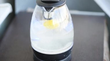 Yarım limon haşlayarak cam elektrikli su ısıtıcısını küçültmenin kolay bir yolu. Hızlı atış.