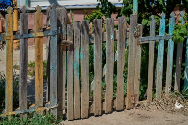 Tahta direklerden yapılmış eski bir köy kapısı.