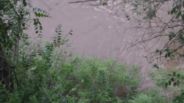 Astrakhan, Rusya - 05.31.2021: Uzun bir yağmur fırtınası sonrasında bir şehir caddesinde oluşan dev bir su birikintisinde bir araba yüzüyor