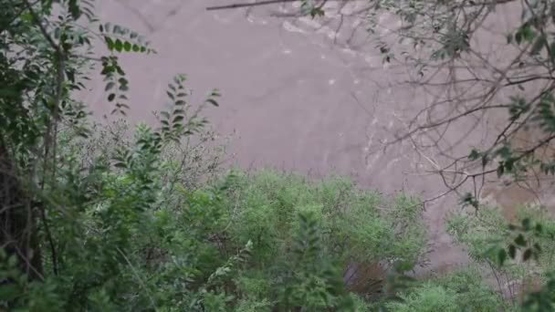 Αστραχάν, Ρωσία - 05.31.2021: Ένα αυτοκίνητο κολυμπά σε μια τεράστια λιμνούλα που σχηματίζεται σε ένα δρόμο της πόλης μετά από μια μεγάλη καταιγίδα — Αρχείο Βίντεο