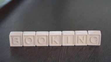 Kadın eli, kelime rezervasyonundaki ilk harfi değiştirir. Böylece aramaya başlar. Kavram