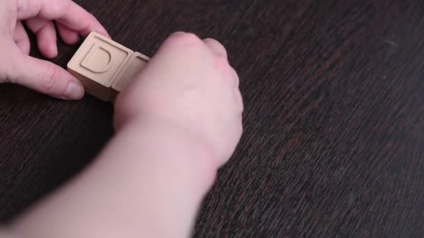 Una mano femenina construye la palabra engaño con cubos de madera. Concepto — Vídeos de Stock