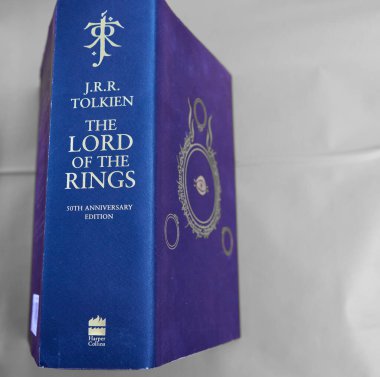 Astrakhan, Rusya - 06.24.2020: Yüzüklerin Efendisi 'nin kitabı siyah ciltlidir ve omurgasında Profesör J.R.R.Tolkien' in monogramı vardır.