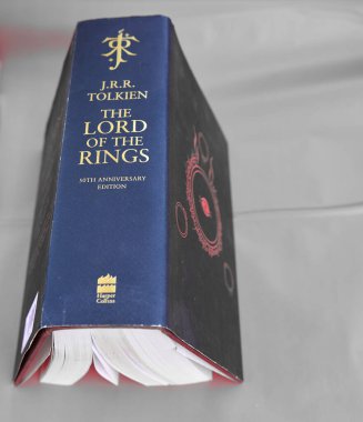 Astrakhan, Rusya - 06.24.2020: Yüzüklerin Efendisi 'nin kitabı siyah ciltlidir ve omurgasında Profesör J.R.R.Tolkien' in monogramı vardır.