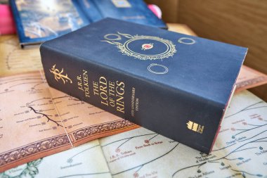 Astrakhan, Rusya - 06.24.2020: Yüzüklerin Efendisi 'nin kitabı siyah ciltlidir ve omurgasında Profesör J.R.R.Tolkien' in monogramı vardır.