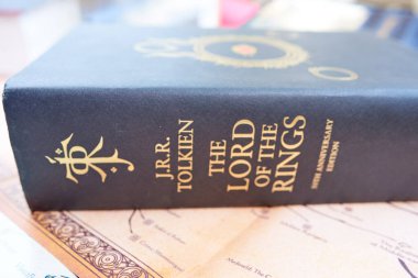 Astrakhan, Rusya - 06.24.2020: Yüzüklerin Efendisi 'nin kitabı siyah ciltlidir ve omurgasında Profesör J.R.R.Tolkien' in monogramı vardır.