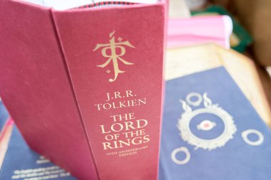 Astrakhan, Rusya - 06.24.2020: Yüzüklerin Efendisi 'nin kırmızı ciltli kitabı ve omurgasında Profesör Tolkien' in monogramı