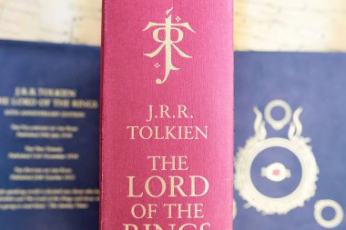Astrakhan, Rusya - 06.24.2020: Yüzüklerin Efendisi 'nin kırmızı ciltli kitabı ve omurgasında Profesör Tolkien' in monogramı