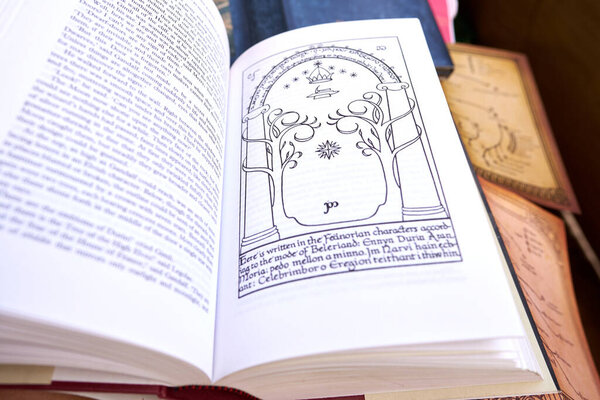 Астрахань, Россия - 06.24.2020: Книга "Властелин колец", открытая в картине "Двери Дурина"