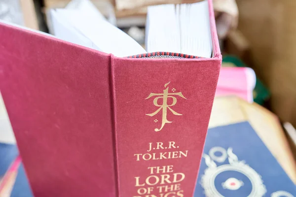 Astrachan, Russland - 24.06.2020: Das Buch des Herrn der Ringe in rotem Einband mit einem Monogramm von Professor Tolkien auf dem Buchrücken — Stockfoto