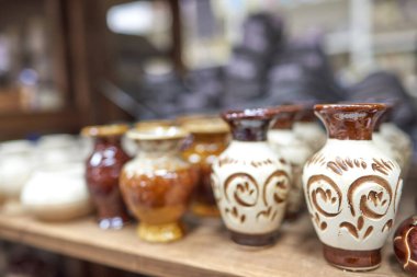 Çamur vazoları arka arkaya dizilmiş. Bokeh, bulanık arkaplan