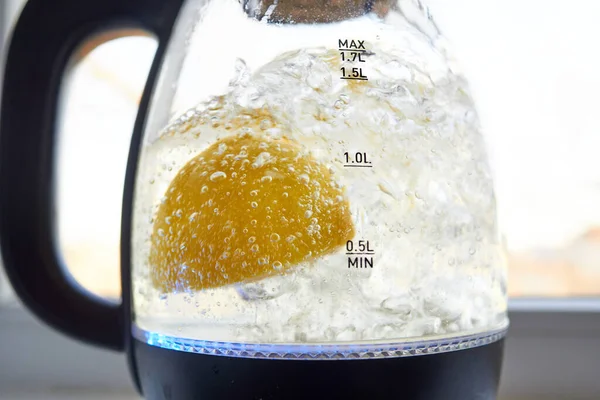 Yarım limon cam bir su ısıtıcısında kaynatılır.