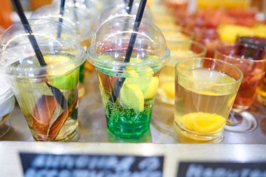 Limonlu yeşil limonata, elma dilimli sarı limonata ve komposto.