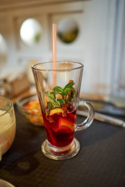 Bir bardak naneli ve limonlu çay.