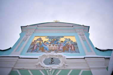 Kostroma 'daki Ipatiev Manastırı' nın geçit ikonu. İbrahim 'in üç meleği var. Aşağıda Büyük İmparatoriçe Catherine 'in baş harfleri var.