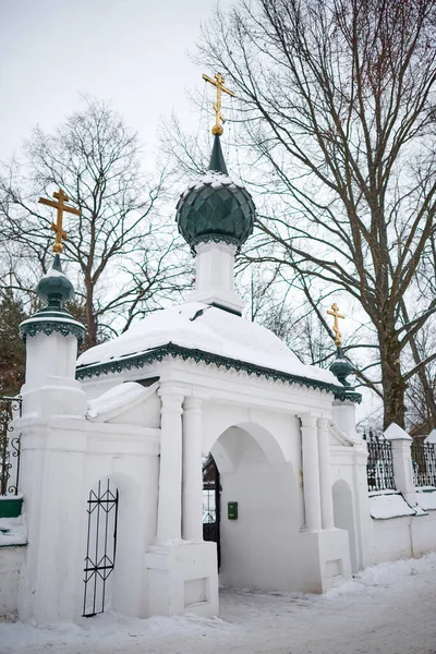 Kostroma Rússia 2021 Cúpula Cebola Cruz Acima Portão Igreja Ortodoxa — Fotografia de Stock