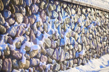 Karla kaplı çok renkli taşın arka planı