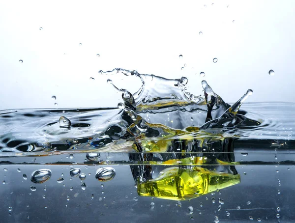 Grande Queda Chuva Cai Uma Superfície Água Ondulada Com Muitos — Fotografia de Stock