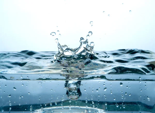 Grote Regenval Valt Een Golvend Wateroppervlak Met Veel Spatten Verdrinken — Stockfoto