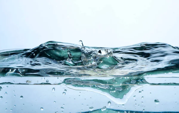 Grande Queda Chuva Cai Uma Superfície Água Ondulada Com Muitos — Fotografia de Stock