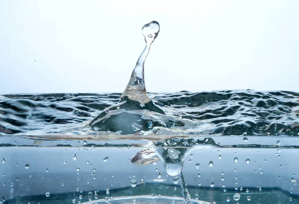 Grote Regenval Valt Een Golvend Wateroppervlak Met Veel Spatten Verdrinken — Stockfoto