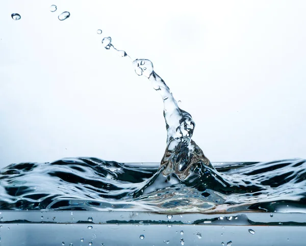 Een Heldere Frisse Stroom Valt Een Golvend Schoon Wateroppervlak Met — Stockfoto