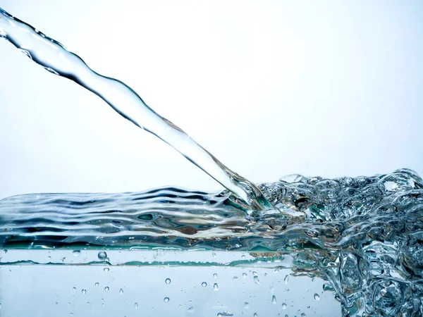 Een Heldere Frisse Stroom Valt Een Golvend Schoon Wateroppervlak Met — Stockfoto