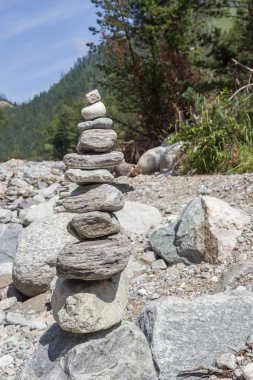 Nehir kıyısında bir dağ manzarası karşı söylediklerine gelen piramit.