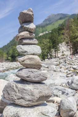 Nehir kıyısında bir dağ manzarası karşı söylediklerine gelen piramit.