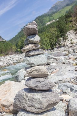 Nehir kıyısında bir dağ manzarası karşı söylediklerine gelen piramit.