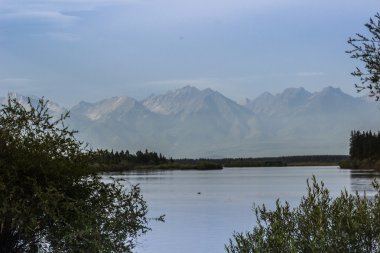 Nehrin karşı bir sis dağlarda