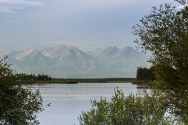 Nehrin karşı bir sis dağlarda