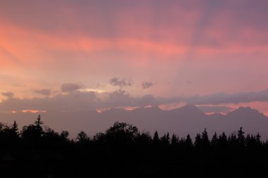 Bulutlar dağlarda karşı günbatımı