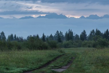 Yolun gündoğumu, çayır dağlarda aracılığıyla.
