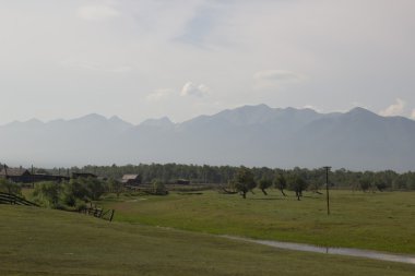 Karşı dağlar kırsal manzara