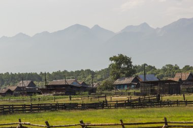 Karşı dağlar kırsal manzara