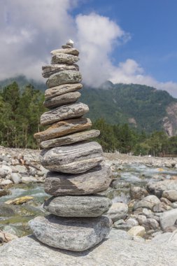 Nehir kıyısında bir dağ manzarası karşı söylediklerine gelen piramit.