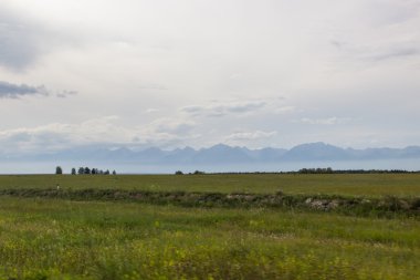 Karşı dağlar kırsal manzara
