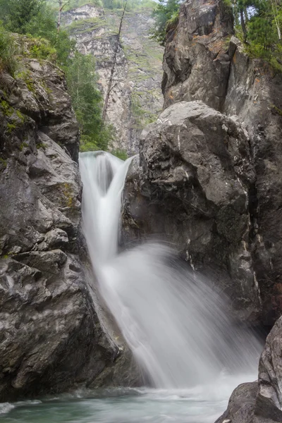 Waterval op een berg rivier. — Stockfoto