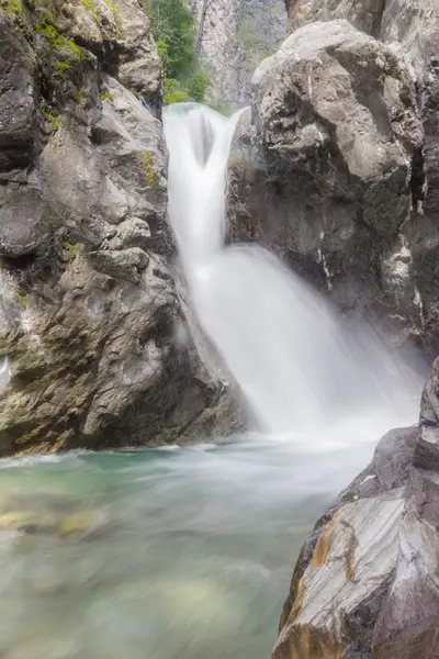 Waterval op een berg rivier. — Stockfoto