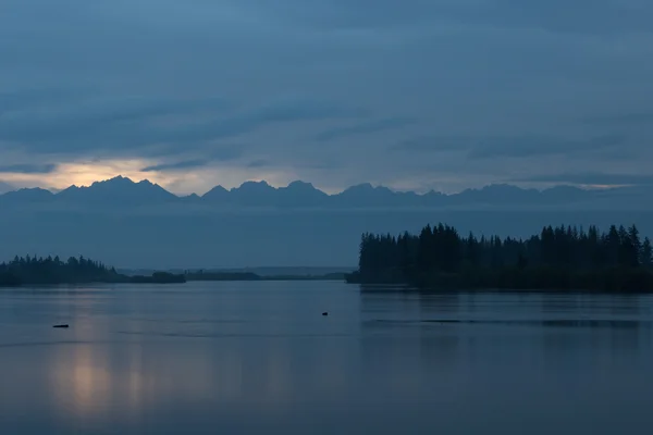 Río en el fondo del amanecer en las montañas — Foto de Stock