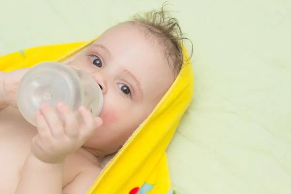 Noworodek leżąc jeść z butelki. — Zdjęcie stockowe