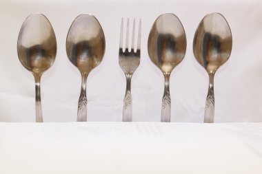 Kaşık ve çatal, beyaz bir arka plan üzerinde küçük kaşık