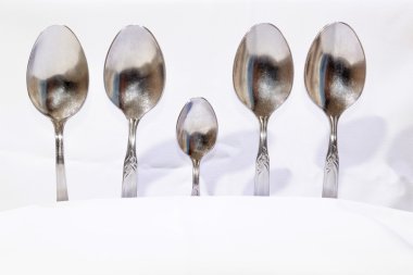 Kaşık ve çatal, beyaz bir arka plan üzerinde küçük kaşık