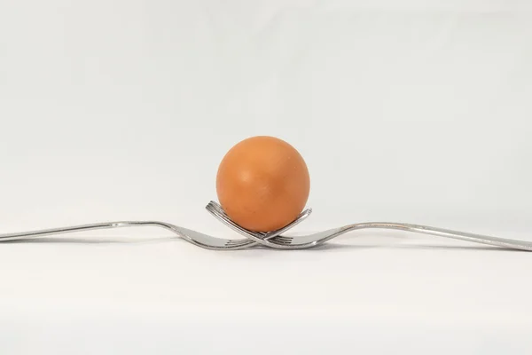 Abstraktní zátiší, dvě vidličky a vajec na bílé — Stock fotografie