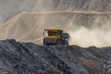 Bir kömür benim kayalar taşımacılığında çalışma Oluklu damper ocağı