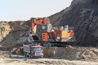 Araştırma yükleme bir ekskavatör kamyonlar