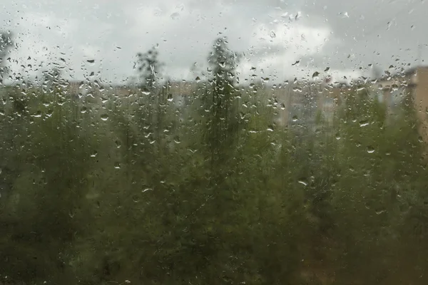 Gotas de lluvia en un vaso sudoroso. Tristeza tristeza tristeza otoño . —  Fotos de Stock