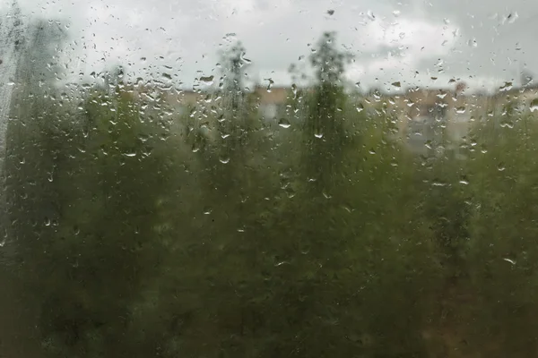 Gotas de lluvia en un vaso sudoroso. Tristeza tristeza tristeza otoño . — Foto de Stock