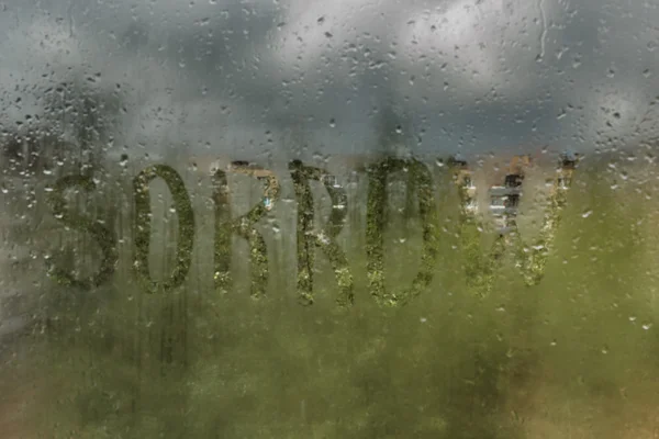 Des gouttes de pluie sur un verre moite. Tristesse tristesse tristesse automne . — Photo